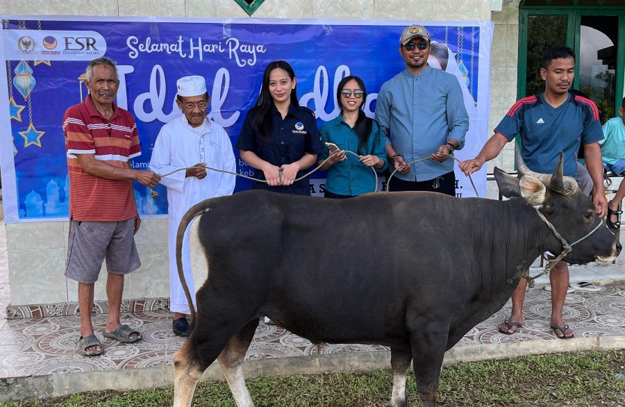 Eva Stevany Sumbang Sapi Untuk Warga Muslim di Makale
